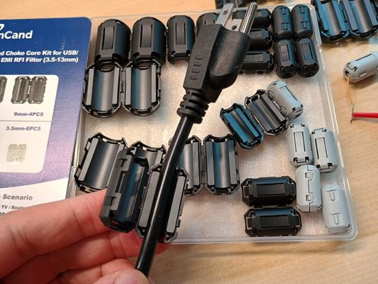 購入 EMI/RFI抑制とカスタムデザインオプションのための155オムの阻力を持つスナップオンフェライトリング online manufacture